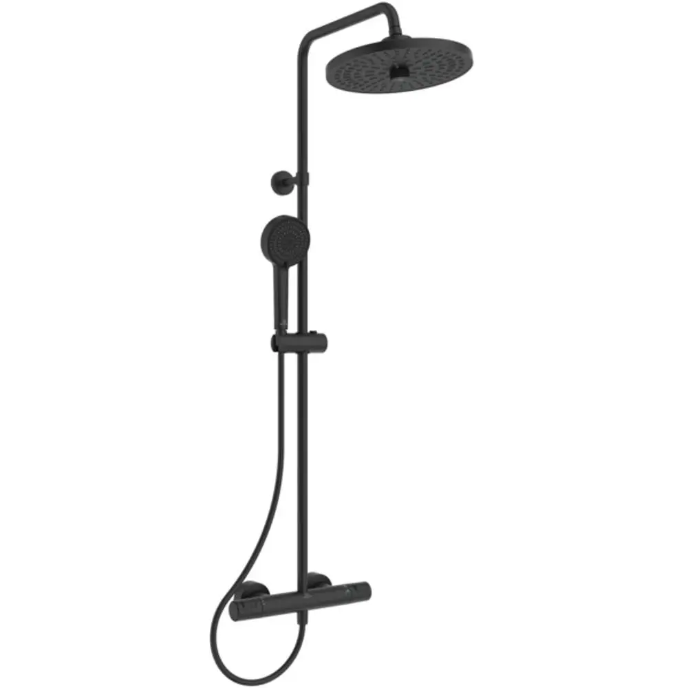 Schwarzes Duschsystem von Ideal Standard mit Kopf- und Handbrause, annähernd vertikal montiert und ausgestattet mit einem Brausethermostat.